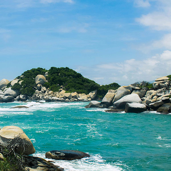 Rutas en moto Santa Marta - KTM 390 Adventure en la vía a Minca