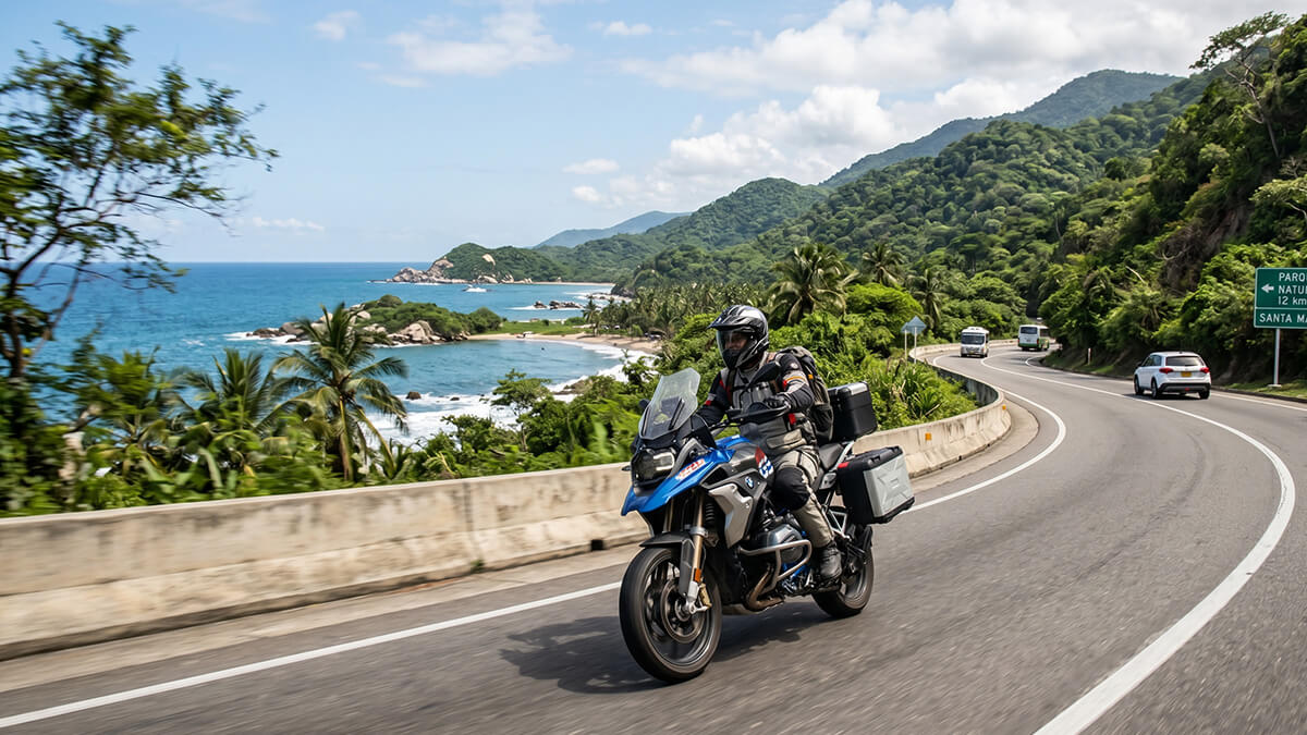 Moto en la carretera hacia el Parque Tayrona desde Santa Marta Colombia